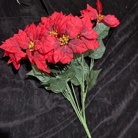 3 bundles of red faux Floral assortment plus ➕ more poinsettias! - Picture 3 of 6